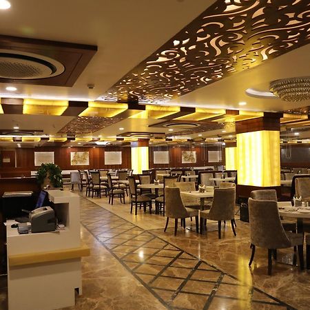 Hotel Tridev Varanasi Eksteriør billede