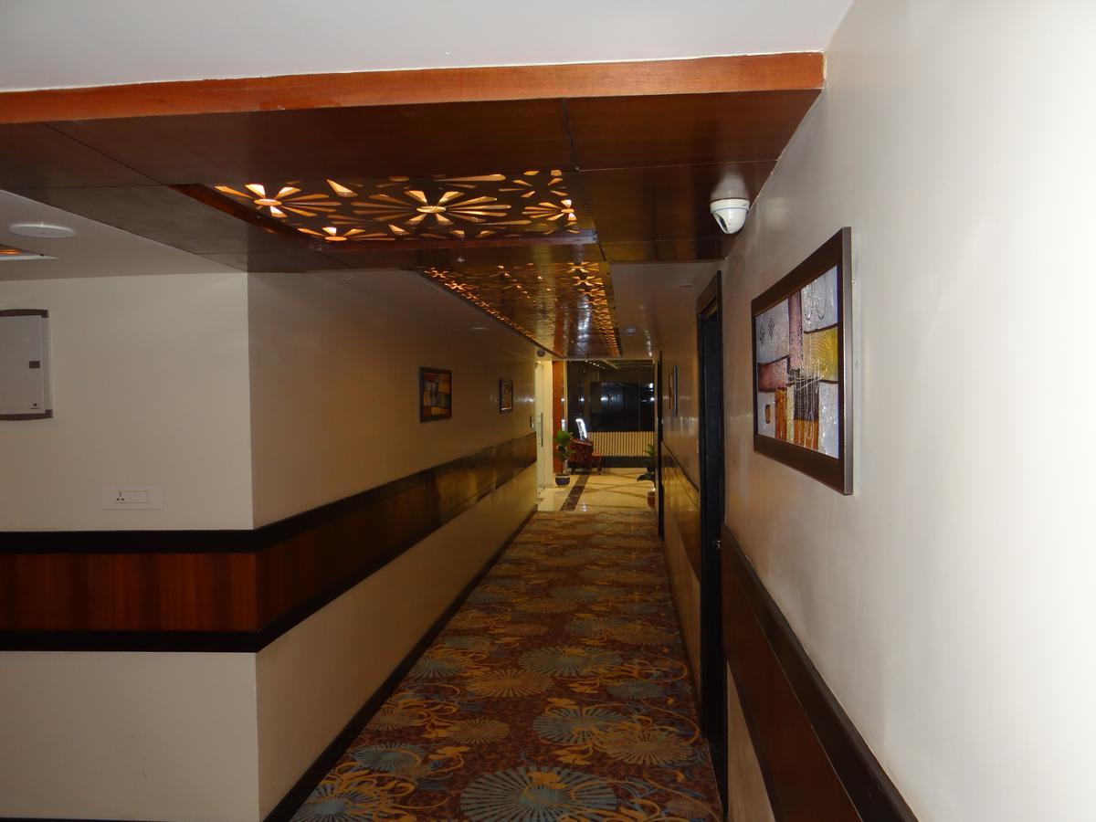 Hotel Tridev Varanasi Eksteriør billede