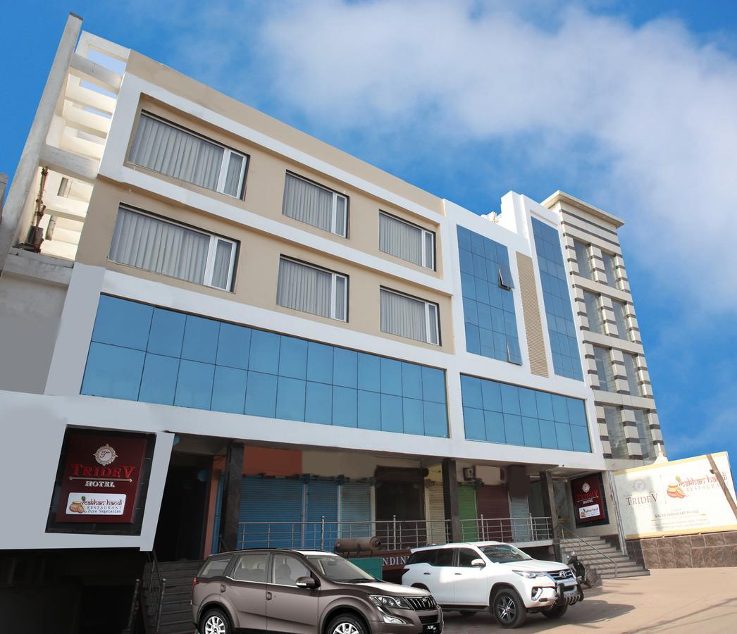 Hotel Tridev Varanasi Eksteriør billede