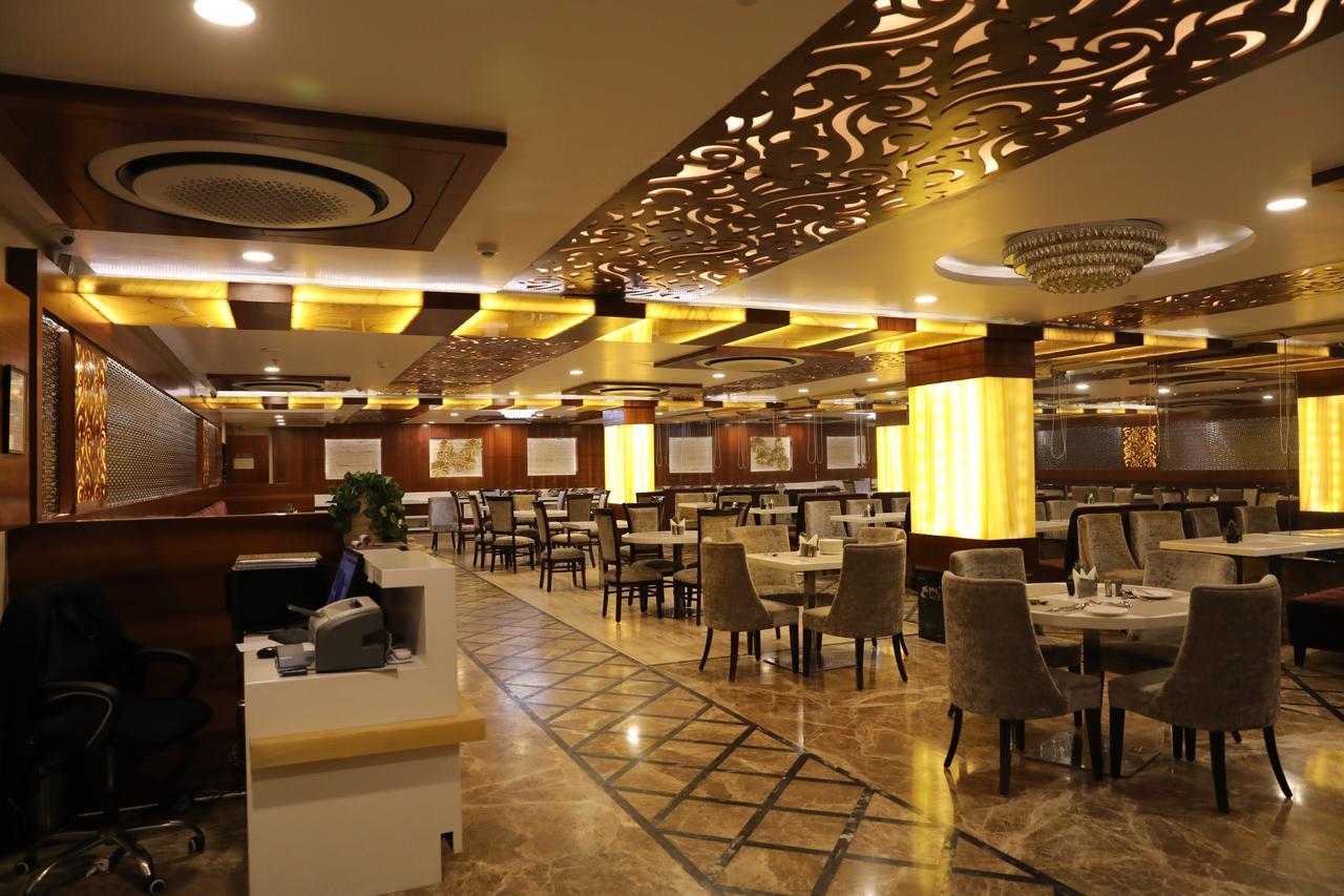 Hotel Tridev Varanasi Eksteriør billede